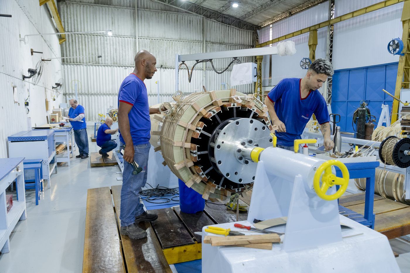 Fabricação de bobinas para transformadores na Densitel